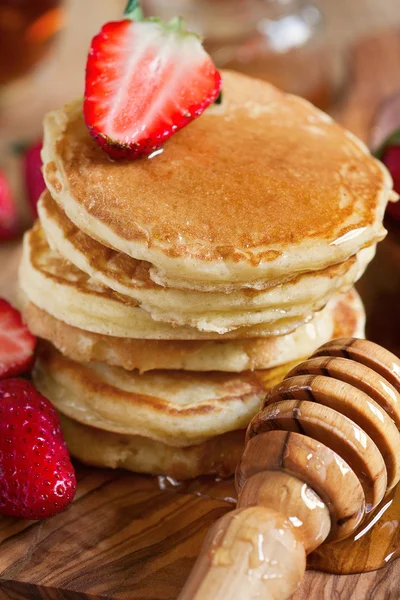 Pancakes with strawberry and honey — Stock Photo, Image