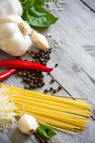 Knoflook, peper, basilicum, pasta en parmigiano achtergrond — Stockfoto