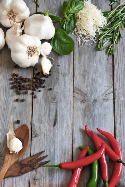 Alho, pimenta, manjericão, alecrim e parmigiano — Fotografia de Stock