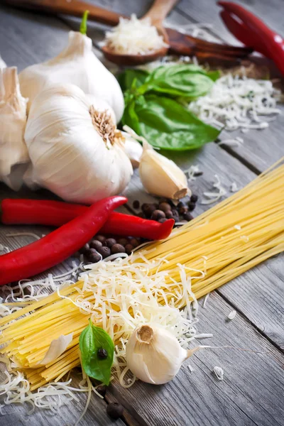 Pasta's, knoflook, peper, basilicum en parmigiano — Stockfoto