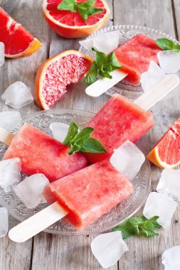 Kırmızı greyfurt popsicles