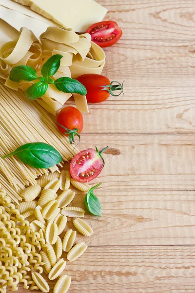 Pasta's, tomaat en basilicum hebben — Stockfoto