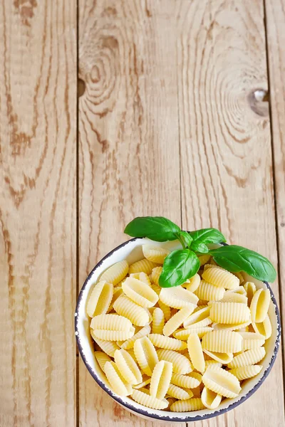 Pasta en basilicum achtergrond — Stockfoto