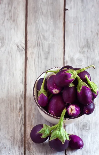 Mini aubergines achtergrond — Stockfoto