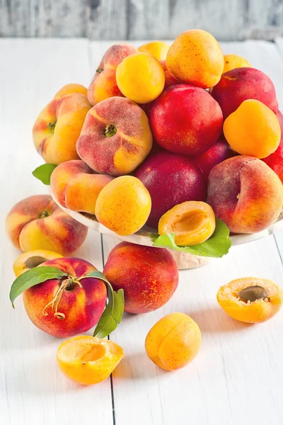 Apricots, nectarines and saturn peaches — Stock Photo, Image