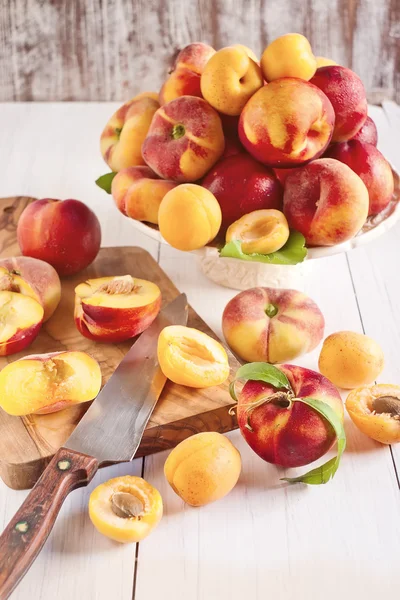 Apricots, nectarines and saturn peaches — Stock Photo, Image