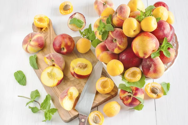 Aprikosen, Nektarinen und satte Pfirsiche — Stockfoto