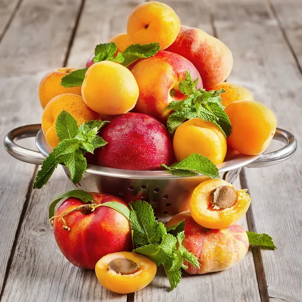 Apricots, nectarines and saturn peaches — Stock Photo, Image