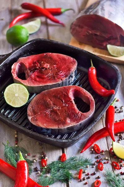 Raw tuna with spices — Stock Photo, Image