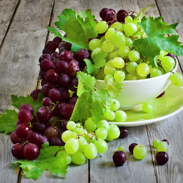 Yeşil ve kırmızı üzüm — Stok fotoğraf