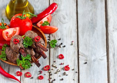 tarçın zemin üzerine kebap