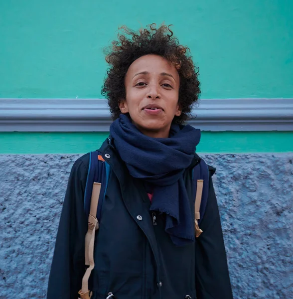 Fotokopi alanı olan afro saçlı bir kadının portresi