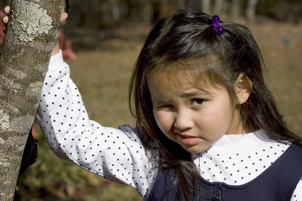 Dark haired meisje met schattige triest gezicht — Stockfoto