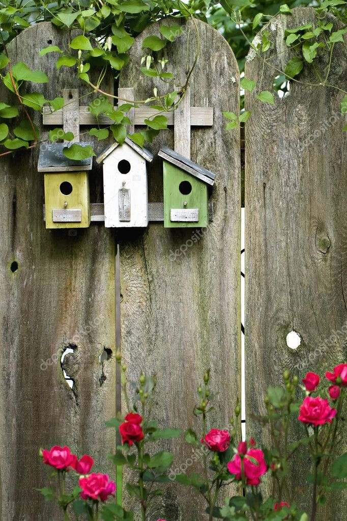 Diy flower garden fence Flower garden birdhouses on a rustic fence