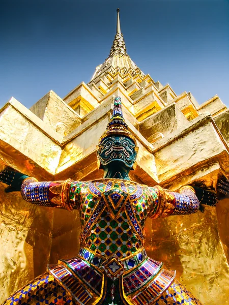 Guardia demoniaca sta proteggendo il tempio d'oro — Foto Stock