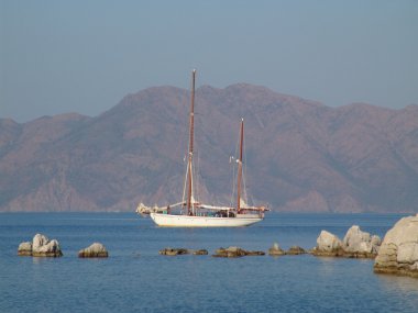 kıyı boyunca iki direkli yelkenli yelken