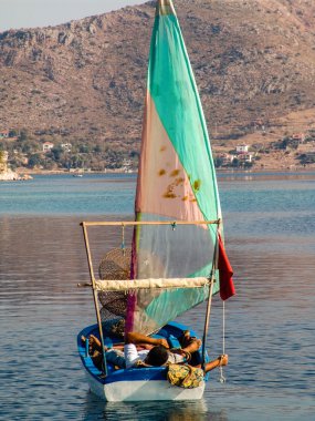 Yalnız denizci bir balıkçı teknesi