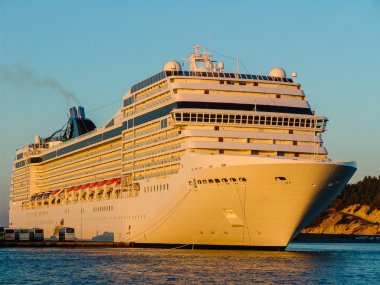 lüks seyir gemi yelken için hazır. Sol açılı görünümü