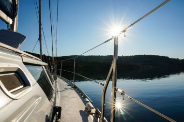 yelkenli tekne sakin suda demirleme. Güneş su yansıma
