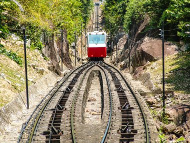 Kırmızı raf demiryolu climing tepeye