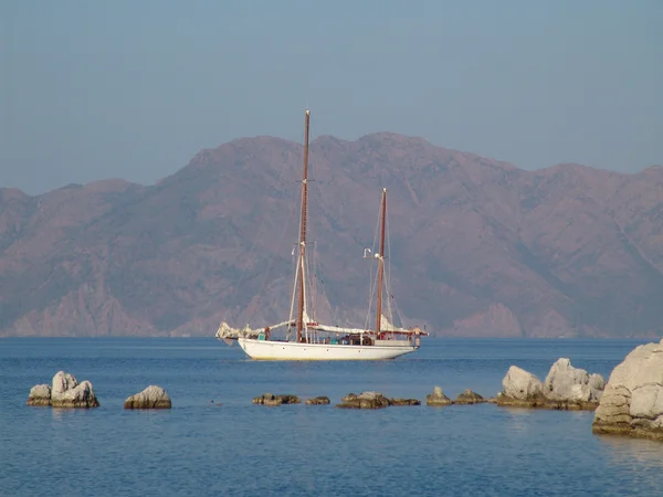 Two-masted schooner sails along the coast — Stock Photo, Image