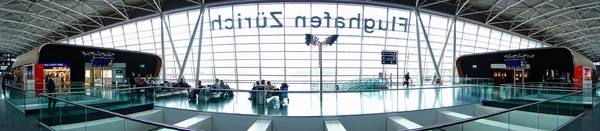 空港チューリッヒ左右対称の三角形ビュー — ストック写真