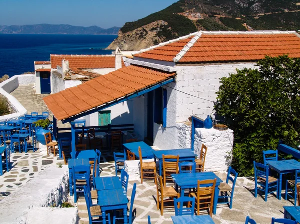 Taberna griega con sillas azules, vista panorámica al mar —  Fotos de Stock