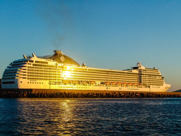 Luxus-Kreuzfahrtschiff bereit zur Abfahrt. Vollständige Seitenansicht — Stockfoto