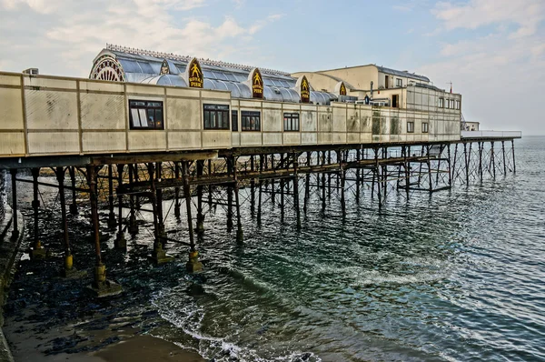 Τα Pier στα ξυλοπόδαρα φθάνει μακριά στον ωκεανό. HDR εικόνα — Φωτογραφία Αρχείου