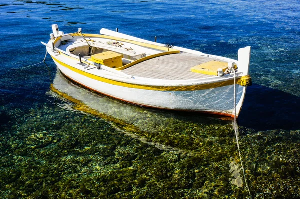 Small rowing boat is anchoring in clear water. — Stock Photo, Image