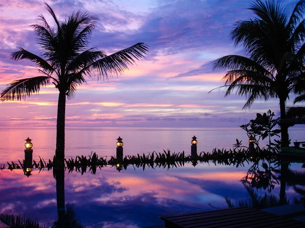 Pôr-do-sol sobre o Mar de Andamão. vista de um pool infinito — Fotografia de Stock