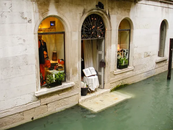 Shop in a flooded street. Venice, Italy. — Stock Photo, Image