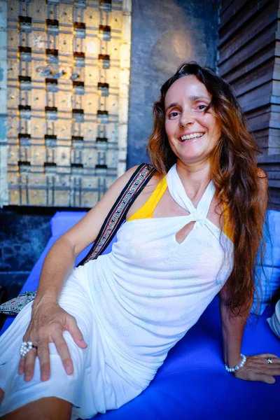 Mulher atraente sentado em um banco — Fotografia de Stock