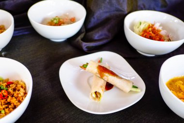 Bahar rulo beyaz tabakta. yakın çekim