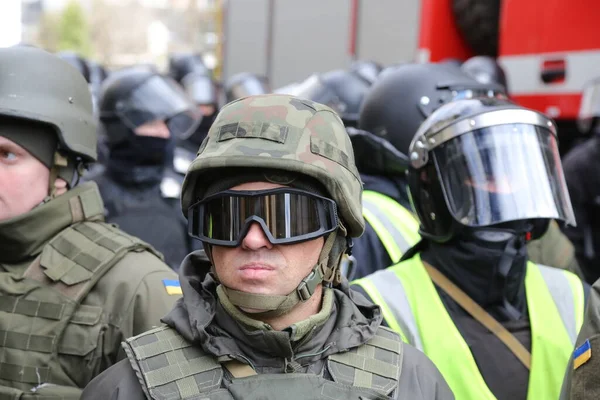 03.23.2019 Ουκρανία. Κίεβο. Το Εθνικό Σώμα του πολιτικού κόμματος διεξάγει συγκέντρωση κατά της κλοπής στο στρατό της Ουκρανίας. Πορτρέτα των διαδηλωτών και του αστυνομικού. — Φωτογραφία Αρχείου