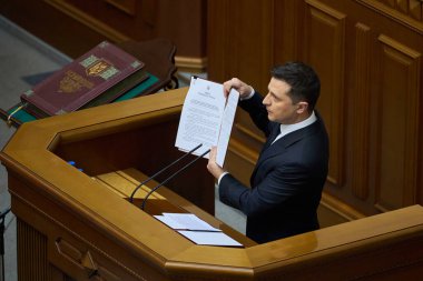 01.02.2022 Ukrayna. Kyiv. Verkhovna Rada. Ukrayna Devlet Başkanı Volodymyr Zelenskyy, Silahlı Kuvvetler 'deki askerlik hizmetinin çekiciliğini artırma ve silahlı kuvvetlerin gelişimini artırma amaçlı bir karar imzaladı.