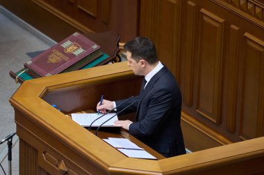 01.02.2022 Ukrayna. Kyiv. Verkhovna Rada. Ukrayna Devlet Başkanı Volodymyr Zelenskyy, Silahlı Kuvvetler 'deki askerlik hizmetinin çekiciliğini artırma ve silahlı kuvvetlerin gelişimini artırma amaçlı bir karar imzaladı.