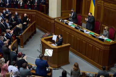 01.02.2022 Ukrayna. Kyiv. Verkhovna Rada. Ukrayna Devlet Başkanı Volodymyr Zelenskyy, Silahlı Kuvvetler 'deki askerlik hizmetinin çekiciliğini artırma ve silahlı kuvvetlerin gelişimini artırma amaçlı bir karar imzaladı.