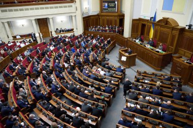 01.02.2022 Ukrayna. Kyiv. Verkhovna Rada. Ukrayna Devlet Başkanı Volodymyr Zelenskyy, Silahlı Kuvvetler 'deki askerlik hizmetinin çekiciliğini artırma ve silahlı kuvvetlerin gelişimini artırma amaçlı bir karar imzaladı.