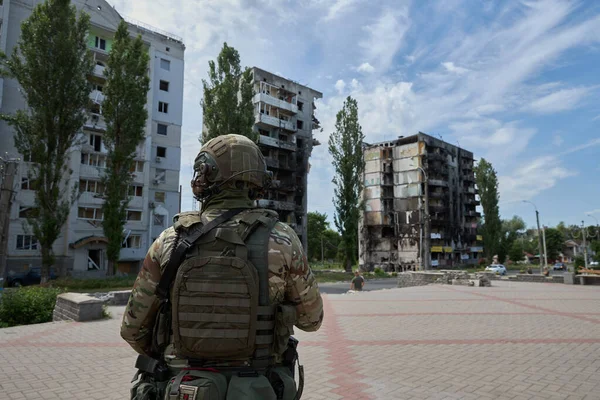 2022 Украина Бородянка Главной Площади Перед Разбомбленными Домами Стоит Солдат — стоковое фото