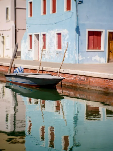 kanalda arka plan, burano Adası (Isola di burano), Venedik, İtalya ortak bir sahne olarak renkli evler ile bir tekne. İtalyan yaşam tarzı, renkli Köyü.