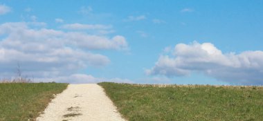 Yazın bir tepede yol