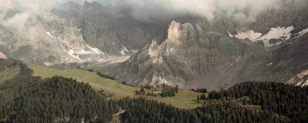 Beautiful Green Forest Ridge Rocky Mountain Wall — 스톡 사진