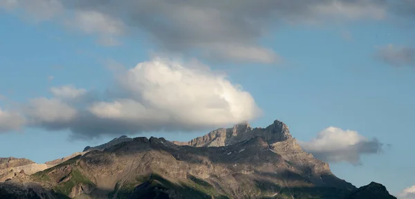山の頂上と雲の眺め — ストック写真
