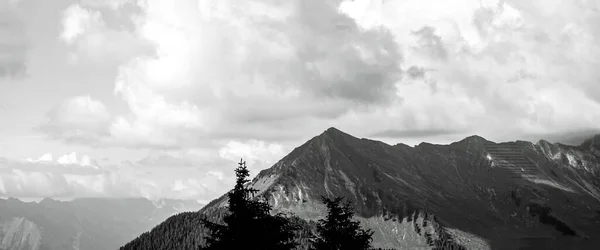 Vista Una Vetta Montagna Nuvole Estate — Foto Stock