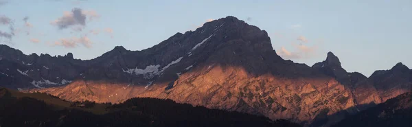 Alpine Landschaft Mit Berggipfeln Bei Sonnenuntergang — Stockfoto