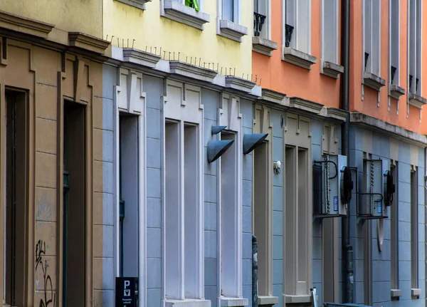 Renkli Bir Binanın Cephesindeki Pencereleri Kapat — Stok fotoğraf