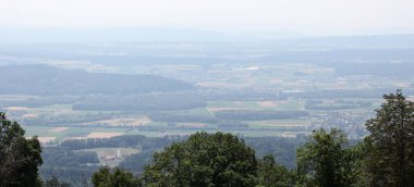 Düz bir arazinin üzerindeki bir tepeden manzara