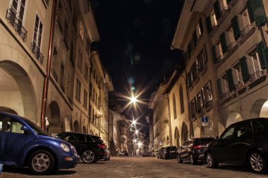 Eski bir şehrin kaldırım taşı sokağının gece görüşü