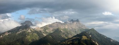 Yazın bir dağ manzarası